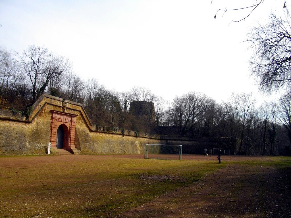 Teil der Mainzer Zitadelle und in Hintergrund der Drususstein (2015)