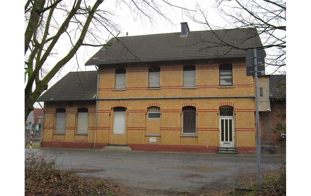 Empfangsgebäude des Bahnhofes Holzheim, von der Straßenseite gesehen (2012)