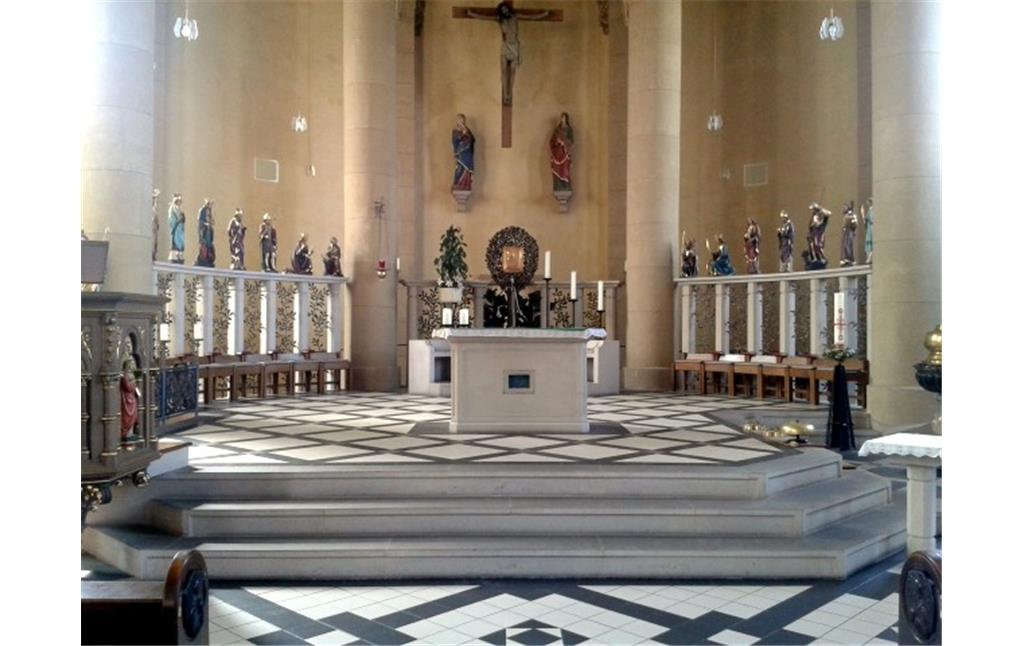 Innenraum (mit Altar und Heiligenstatuen) der katholische Pfarrkirche St. Servatius in Güls in Koblenz (2014).