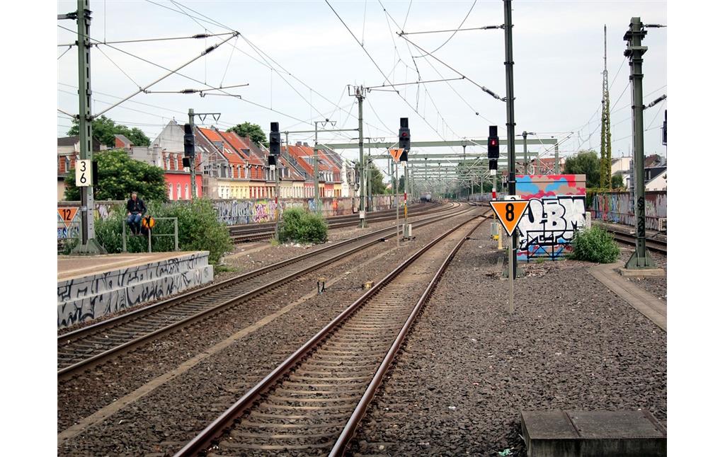 Gleisanlagen der Bahnstrecke Köln-Aachen im Bereich des Bahnhofs Köln-Ehrenfeld in Blickrichtung Osten (2015)