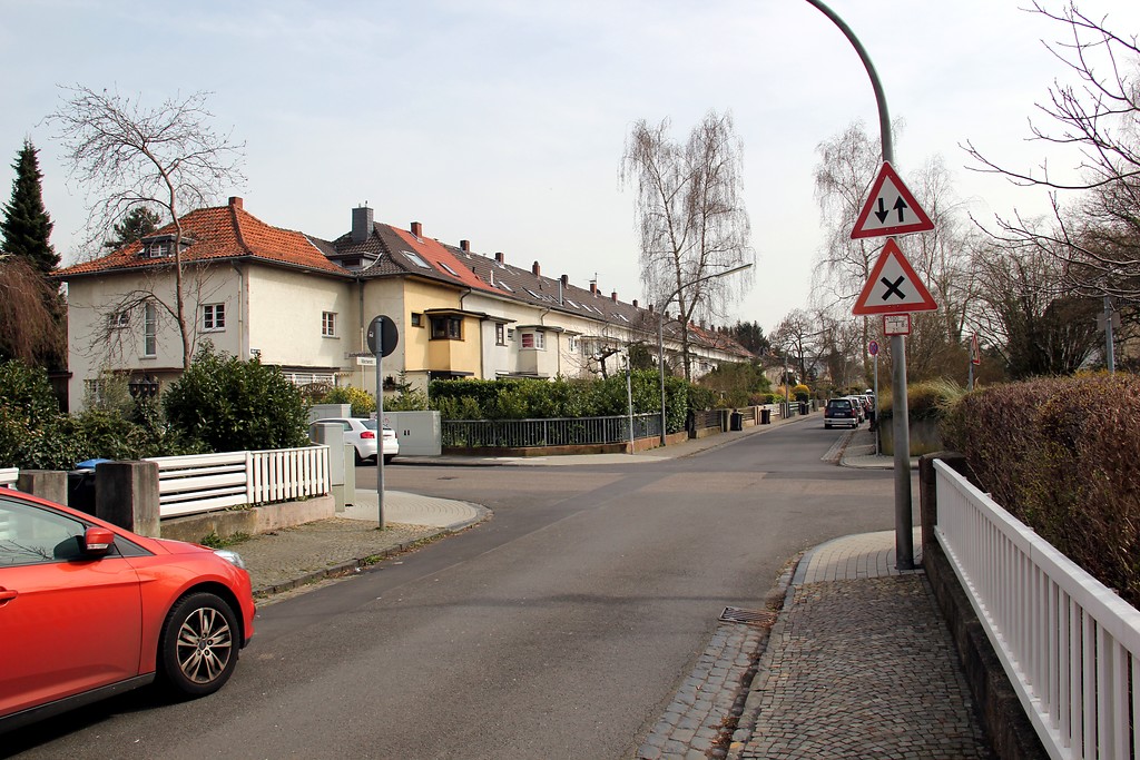 Häuserzeile in der Märchensiedlung in Köln-Holweide (2015)