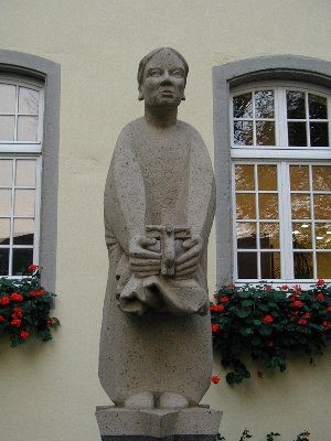 Steinerne Statue von Edith Stein vor dem "Edith Stein Exerzitienhaus" auf dem Siegburger Michaelsberg (2011).
