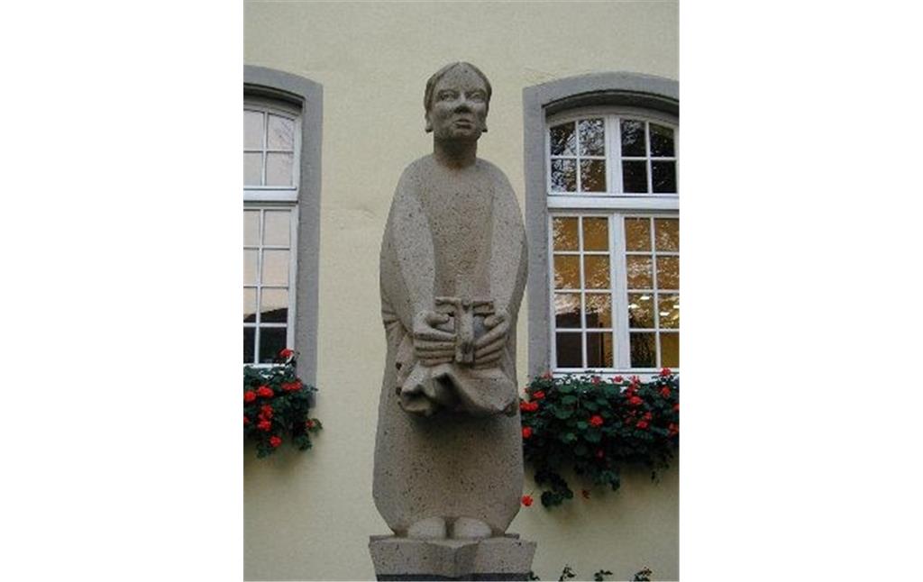 Steinerne Statue von Edith Stein vor dem "Edith Stein Exerzitienhaus" auf dem Siegburger Michaelsberg (2011).