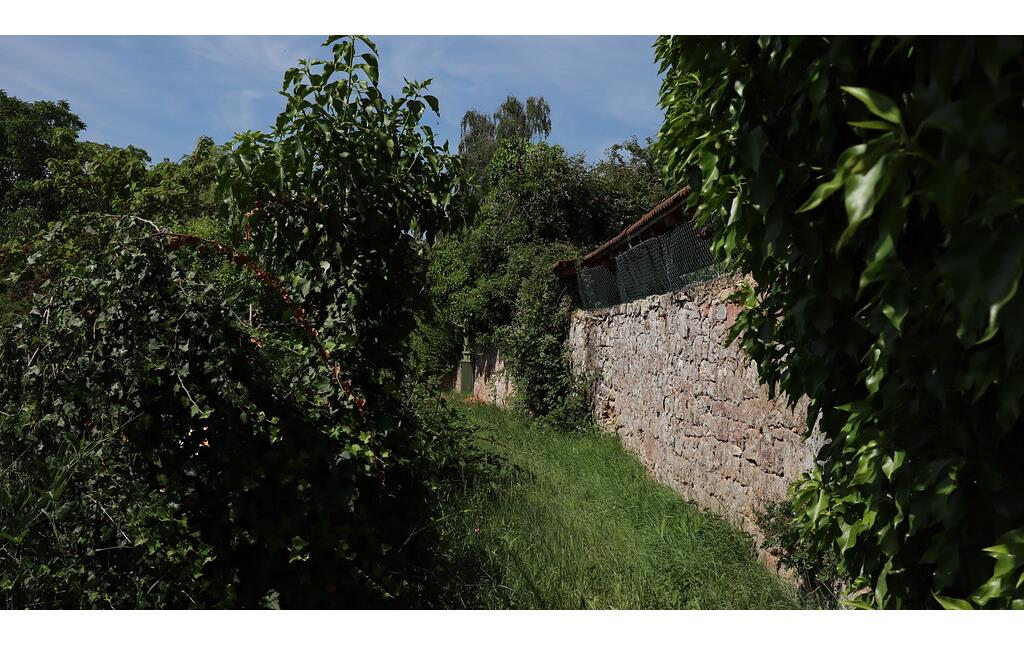 Historische Wegung im Süden des Ortes, mit angrenzender Hofmauer (2020)