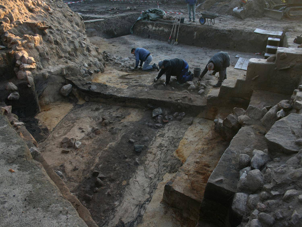 Das Tor im Hauptwall des Danewerks. Aufnahme der archäologischen Arbeiten während der Grabungskampagne (2010).