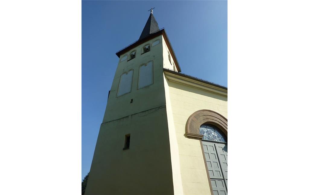 Kirchturm von St. Laurentius in Lindlar-Hohkeppel (2016).