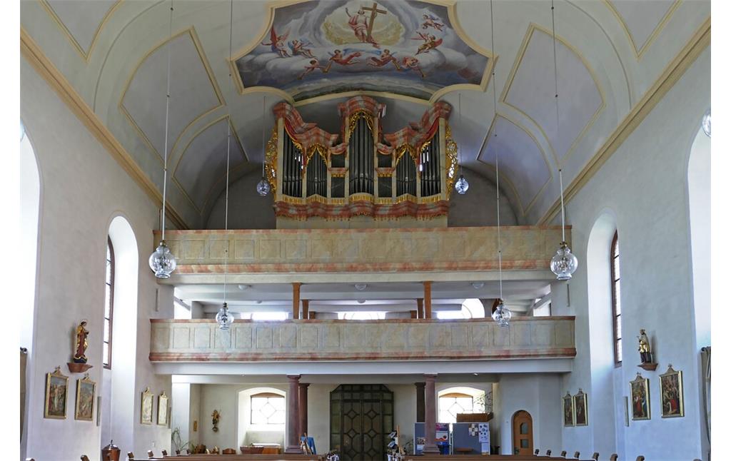 Zweistöckige Orgelempore mit der Orgel in der Kirche Kreuzerhöhung in Kirrweiler (2021)