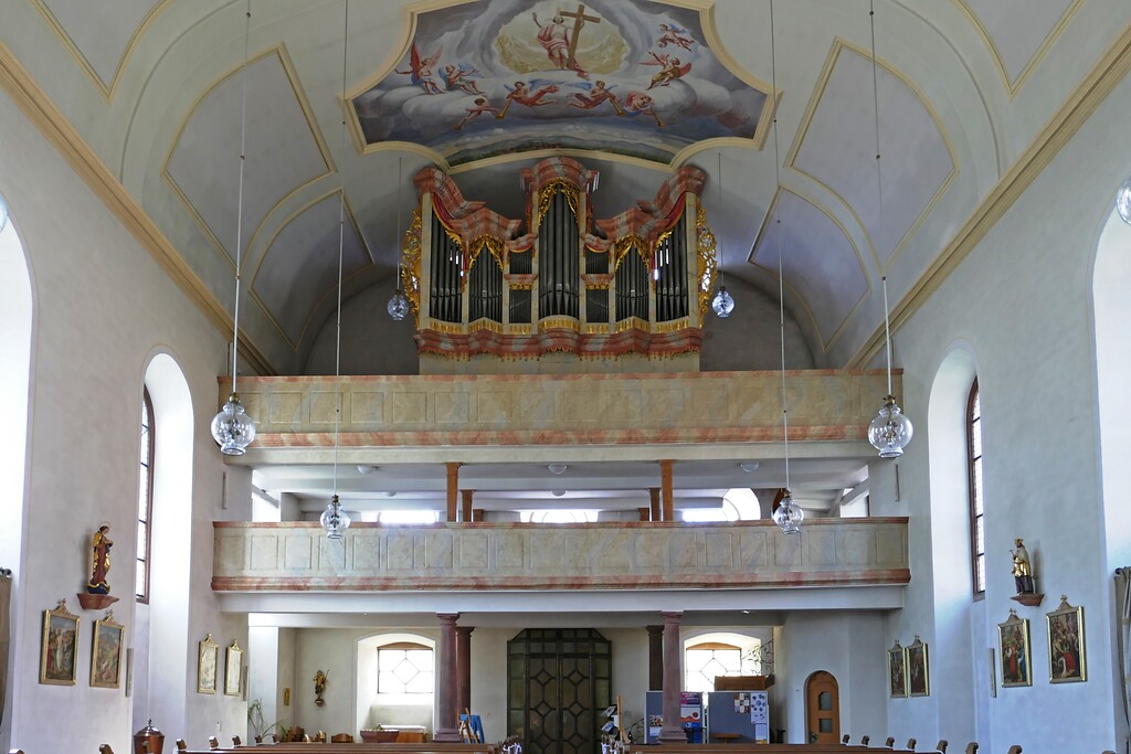 Zweistöckige Orgelempore mit der Orgel in der Kirche Kreuzerhöhung in Kirrweiler (2021)