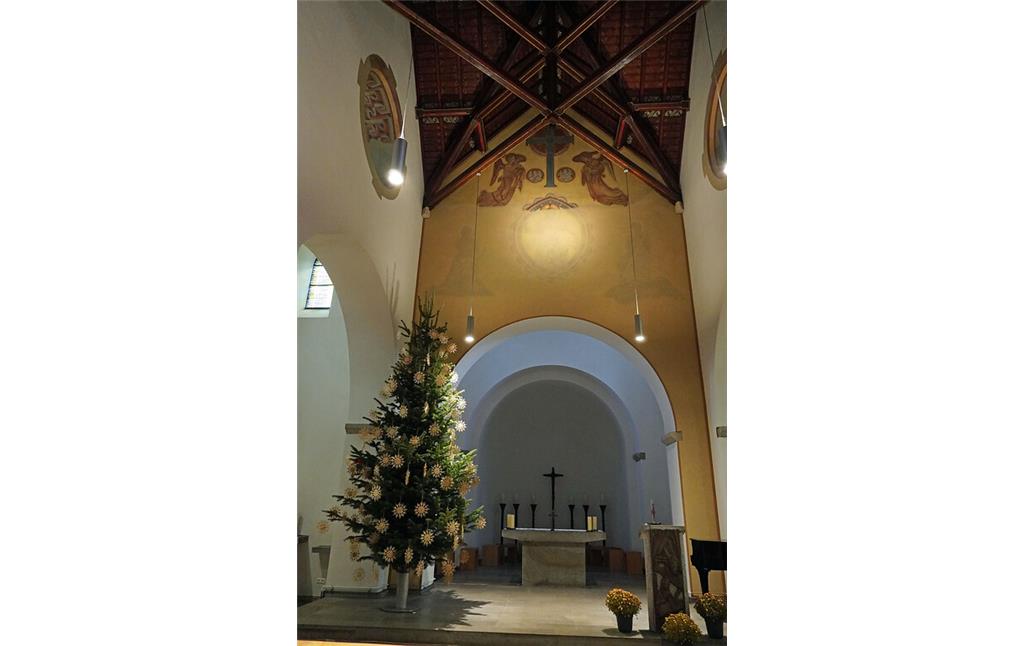 Weihnachtlicher Altarbereich in der Klosterkirche auf dem Salvatorberg im Stadtbezirk Aachen-Mitte (2021).