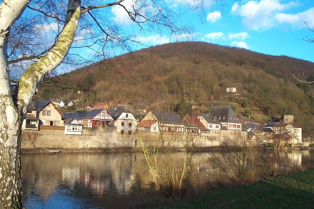 Lahnufer mit dem östlichen Teil des Ortskerns von Dausenau an der Lahn (2022)