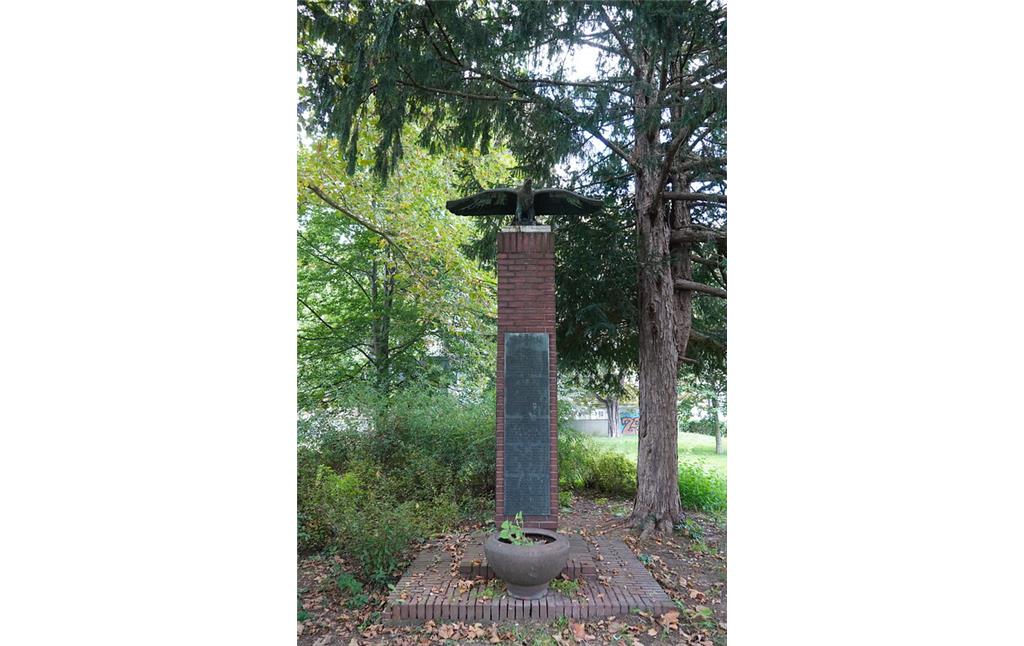 Denkmal an die Opfer des Zweiten Welktriegs am "Zeppelin-Plätzchen" in Köln-Weiden (2021).