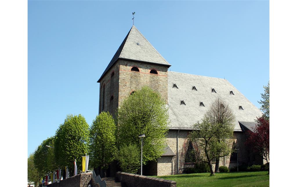 Die Katholische Pfarrkirche Sankt Apollinaris in Lindlar-Frielingsdorf (2009)