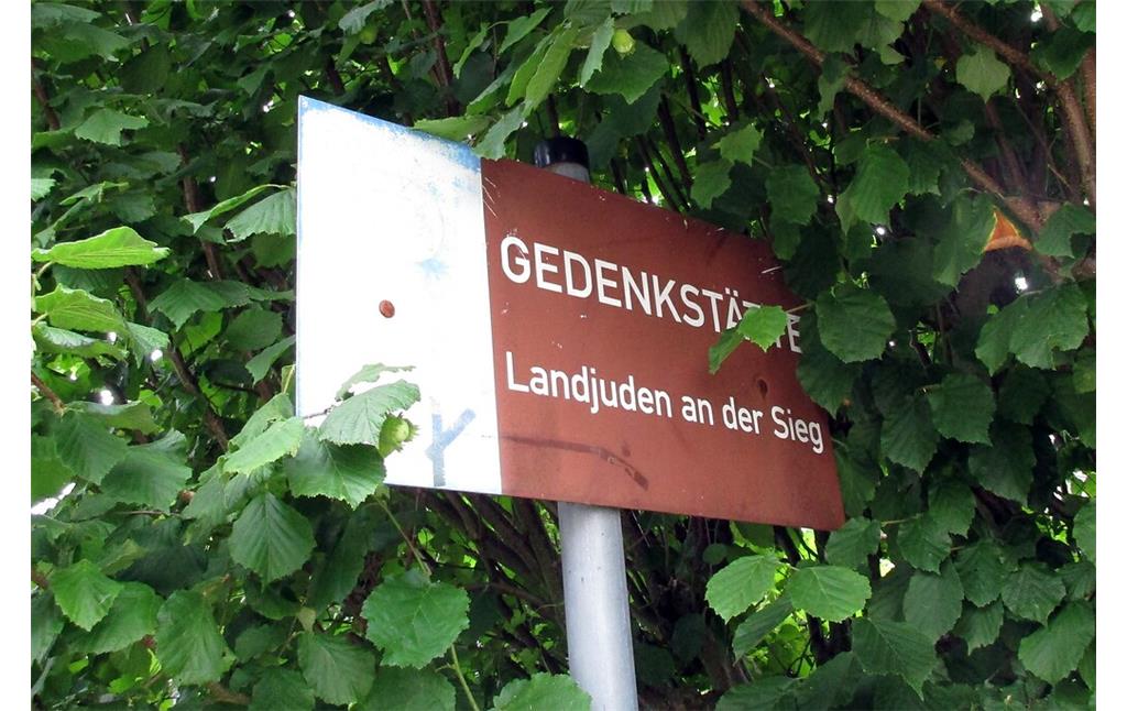 Hinweisschild zu der 1994 eingerichteten Gedenkstätte "Landjuden an der Sieg" in Windeck-Rosbach (2021).