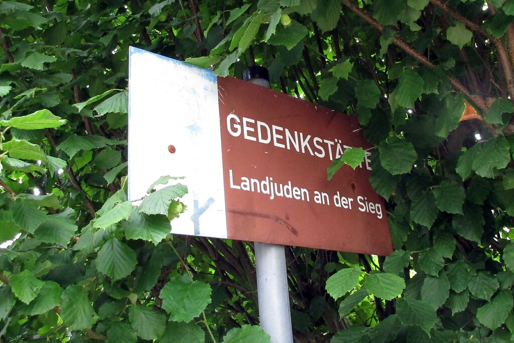 Hinweisschild zu der 1994 eingerichteten Gedenkstätte "Landjuden an der Sieg" in Windeck-Rosbach (2021).