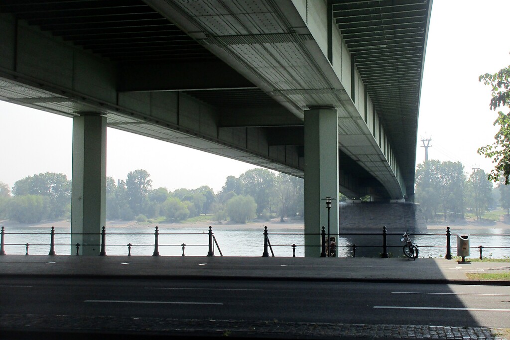 Blick vom Riehler Konrad-Adenauer-Ufer aus auf die Unterseite der Konstruktion der Kölner Zoobrücke (2020).