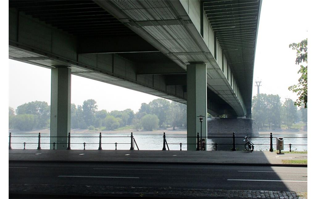 Blick vom Riehler Konrad-Adenauer-Ufer aus auf die Unterseite der Konstruktion der Kölner Zoobrücke (2020).