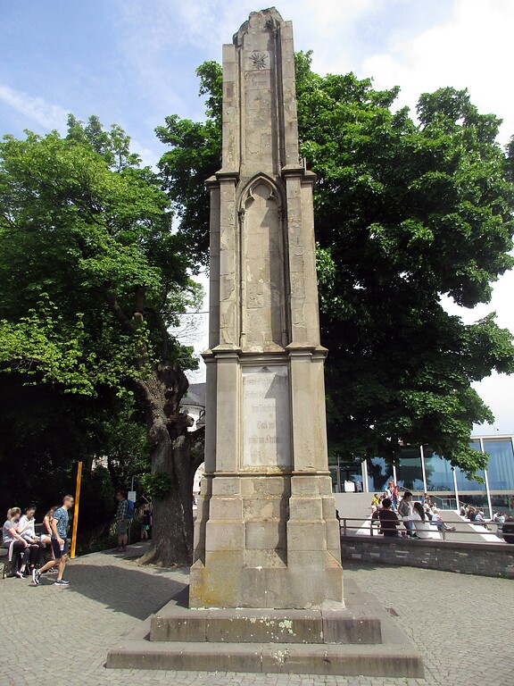 Das Kriegerdenkmal / Landsturmdenkmal auf der Besucherterrasse unterhalb der Burgruine Drachenfels auf dem gleichnamigen Berg oberhalb von Königswinter (2020).