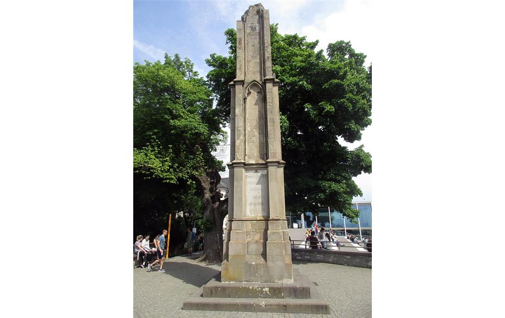Das Kriegerdenkmal / Landsturmdenkmal auf der Besucherterrasse unterhalb der Burgruine Drachenfels auf dem gleichnamigen Berg oberhalb von Königswinter (2020).