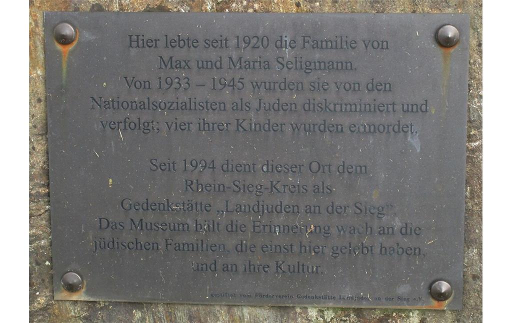 Tafel zur Erinnerung an die Familie Seligmann auf dem Gedenkstein vor der Gedenkstätte "Landjuden an der Sieg" in Windeck-Rosbach (2021).