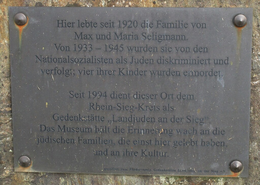 Tafel zur Erinnerung an die Familie Seligmann auf dem Gedenkstein vor der Gedenkstätte "Landjuden an der Sieg" in Windeck-Rosbach (2021).