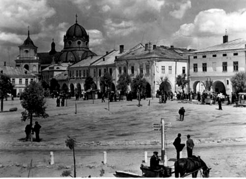 Vicheva Square in Zhovkva with the Monastery of the Basilian Order (1918-1939).