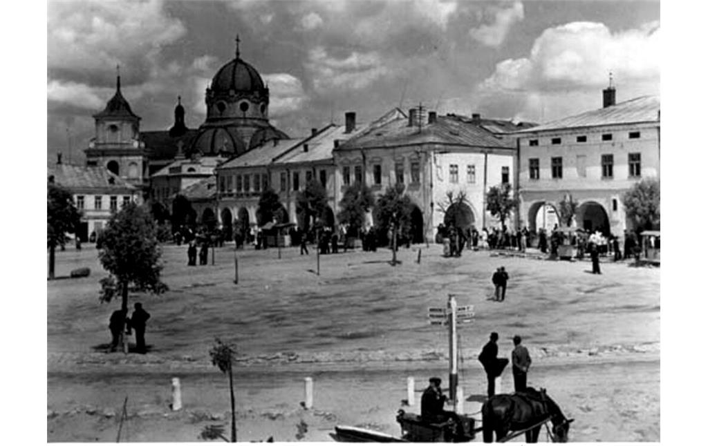 Vicheva Square in Zhovkva with the Monastery of the Basilian Order (1918-1939).