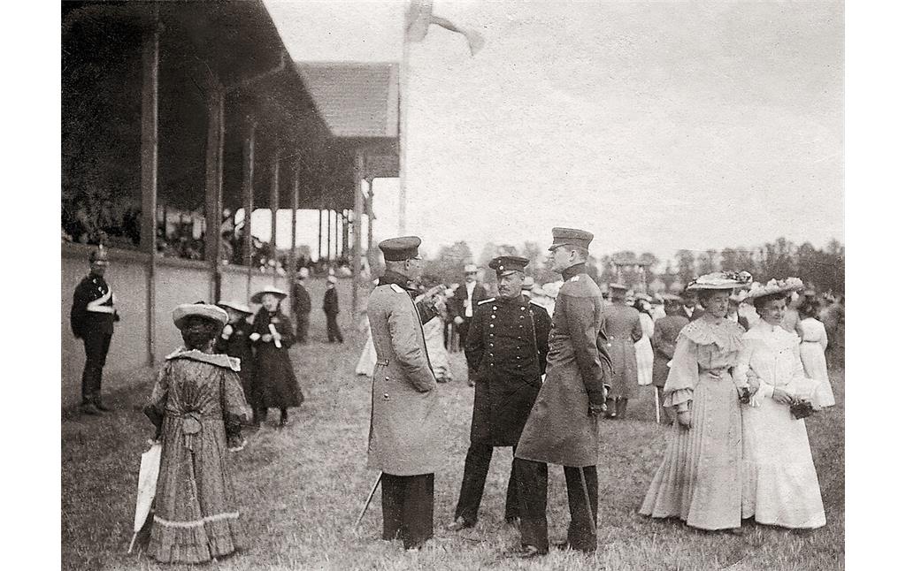 Historische Fotografie der Rennwiese in Zweibrücken mit der Tribüne und Besuchern, am Tag eines Pferderennens (um 1900)