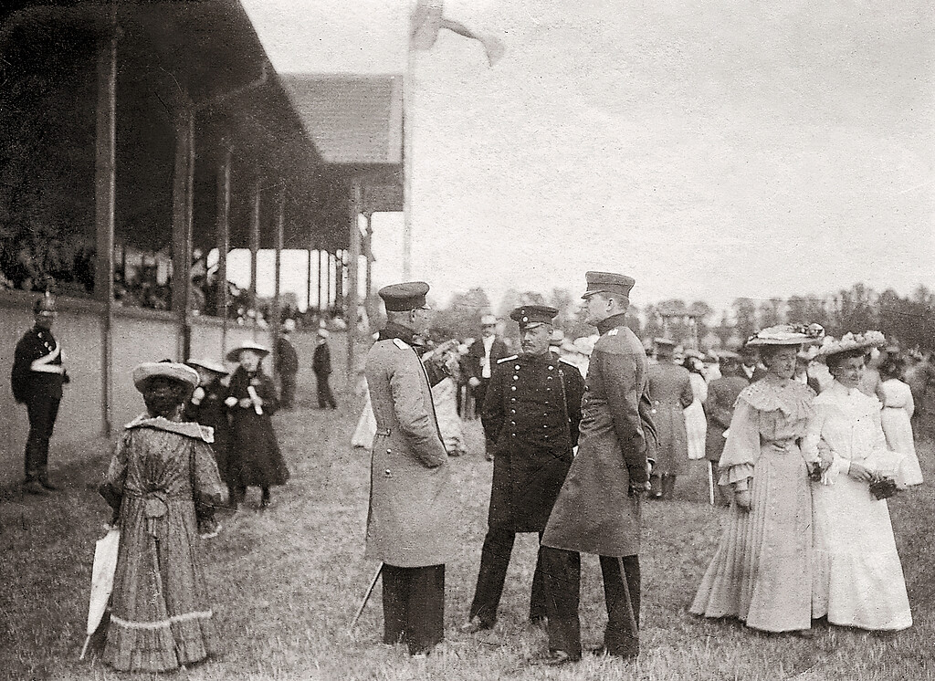 Historische Fotografie der Rennwiese in Zweibrücken mit der Tribüne und Besuchern, am Tag eines Pferderennens (um 1900)