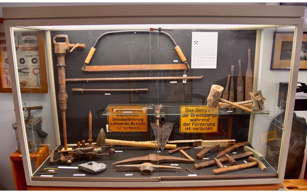 Vitrine mit Werkzeugen für den Bergbau im Dachschieferbergbau-Museum in Kaub (2023)