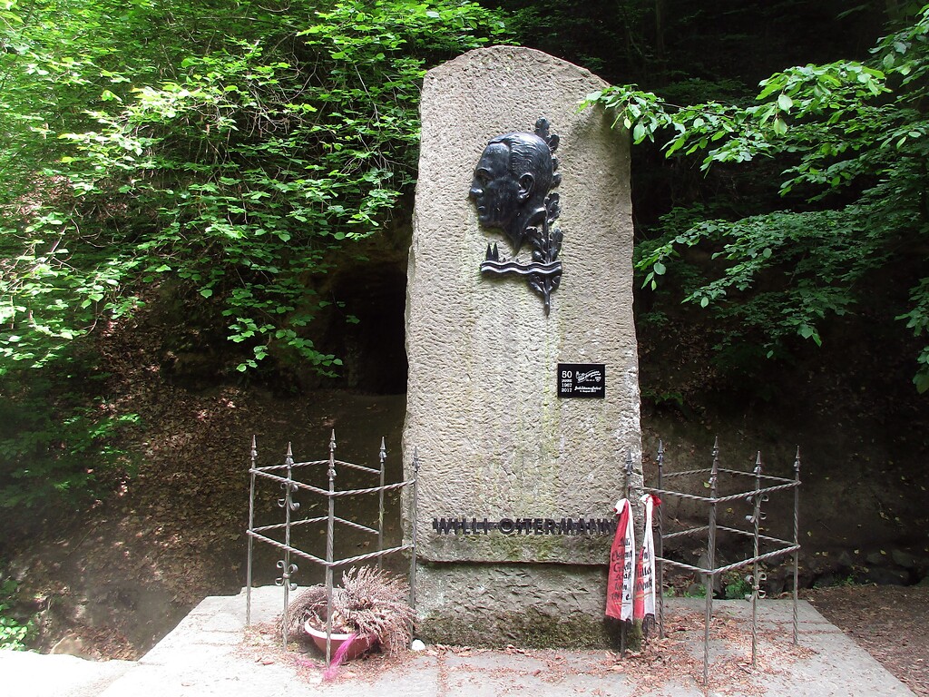 Das 1949 im Nachtigallental des Siebengebirges errichtete Denkmal für Willi Ostermann (2020).
