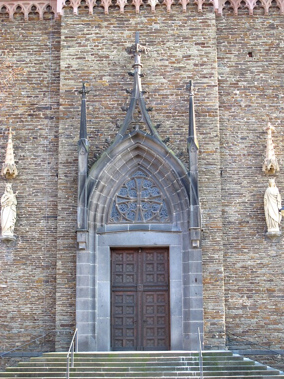 Portal der Pfarrkirche Sankt Johannes der Täufer in Treis (2022)
