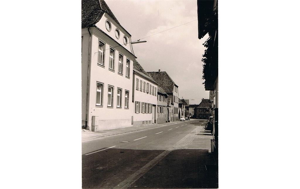 Das Rathaus in Kirrweiler (Pfalz) von der Hauptstraße aus (1965)