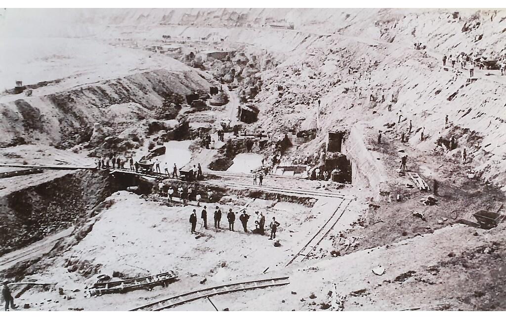 Tonabbau im Tagebauverfahren am Kärlicher Berg (um 1900)