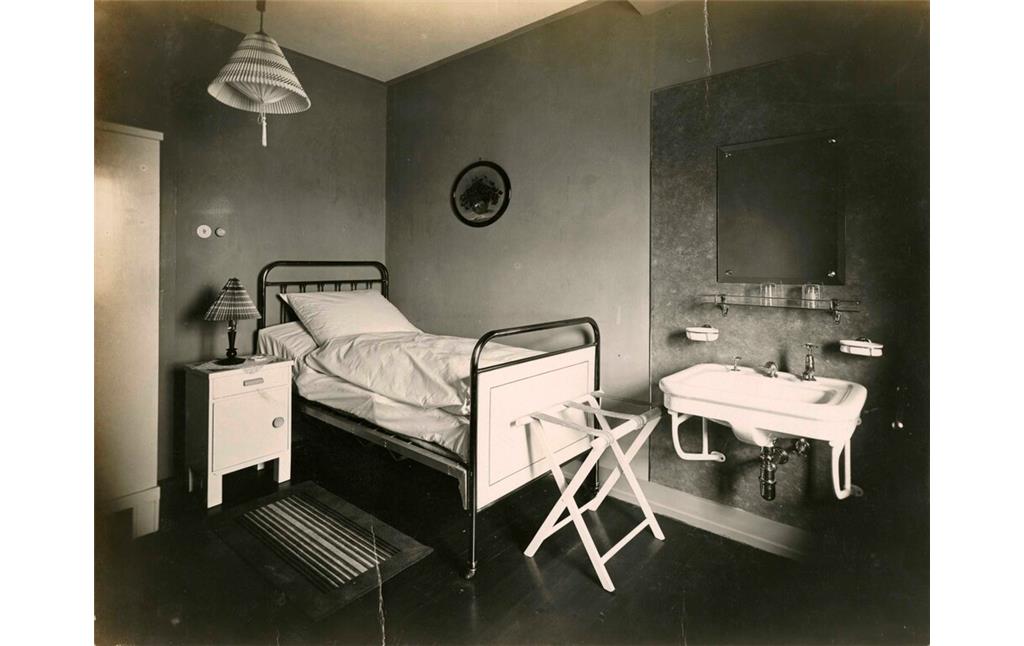 Historische Fotografie mit einem Blick in ein Hotelzimmer (Einzelzimmer) des Berghotels Rittersturz Koblenz (um 1930)