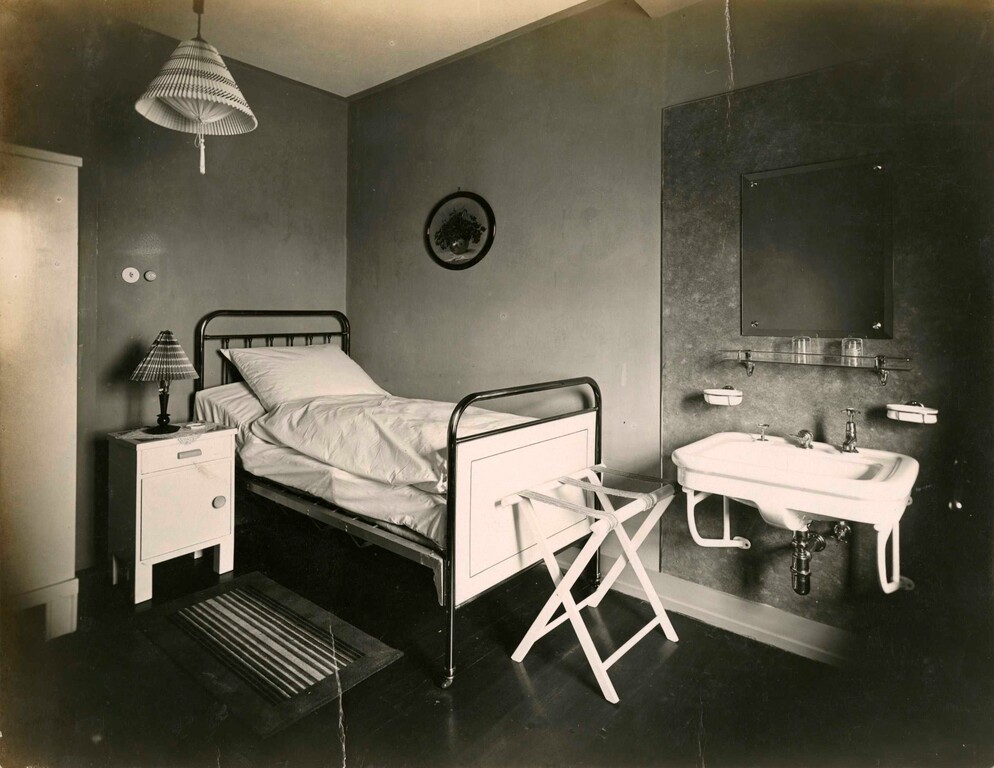 Historische Fotografie mit einem Blick in ein Hotelzimmer (Einzelzimmer) des Berghotels Rittersturz Koblenz (um 1930)