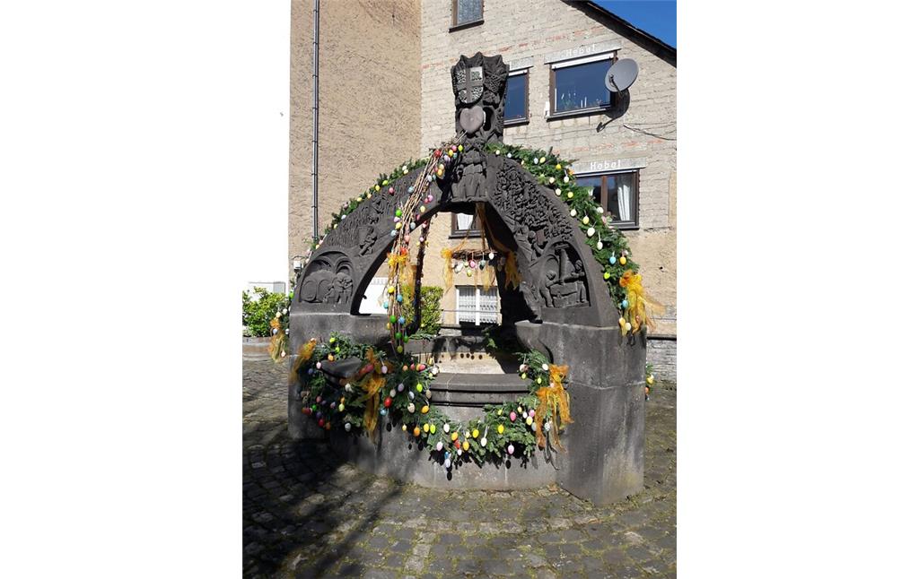 Zum Osterfest wird der Dorfbrunnen am Brunnenplatz in Briedel besonders geschmückt (2020).
