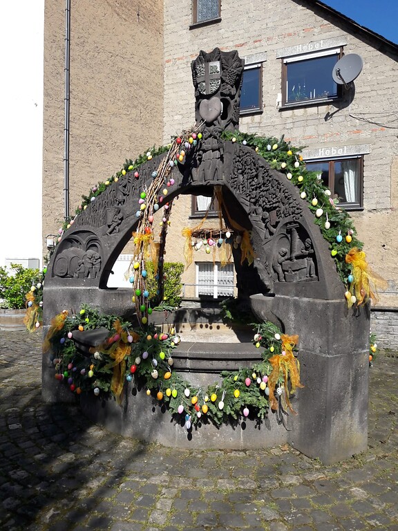 Zum Osterfest wird der Dorfbrunnen am Brunnenplatz in Briedel besonders geschmückt (2020).
