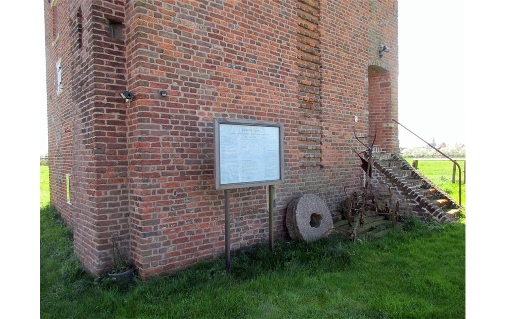 Der Eingangsbereich an der Nordseite des Battenbergturms am Buschkampshof in Rees-Haldern (2016).