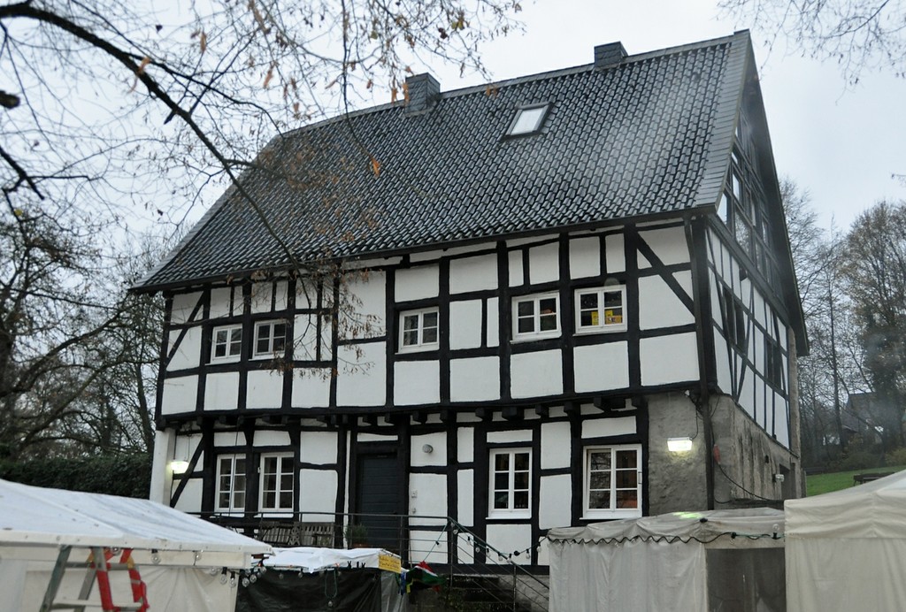 In Fachwerk gebautes Nebengebäude von Schloss Lüntenbeck, der ehemaligen Wasserburg Haus Lüntenbeck (2014).