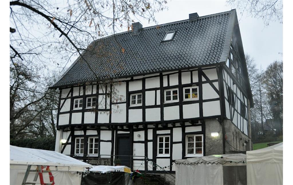 In Fachwerk gebautes Nebengebäude von Schloss Lüntenbeck, der ehemaligen Wasserburg Haus Lüntenbeck (2014).