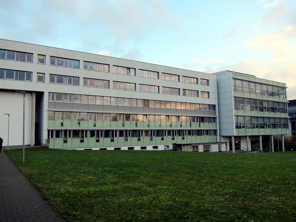 Ansicht von Südwesten auf das E-Gebäude des Campus Koblenz der Universität Koblenz-Landau (2015).