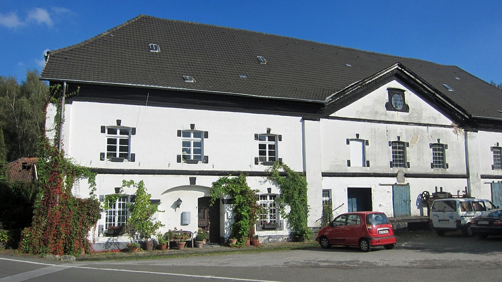 Das Mühlengebäude gegenüber dem ehemaligen Zisterzienserinnenkloster und Damenstift Eppinghoven bei Neuss-Holzheim (2014).
