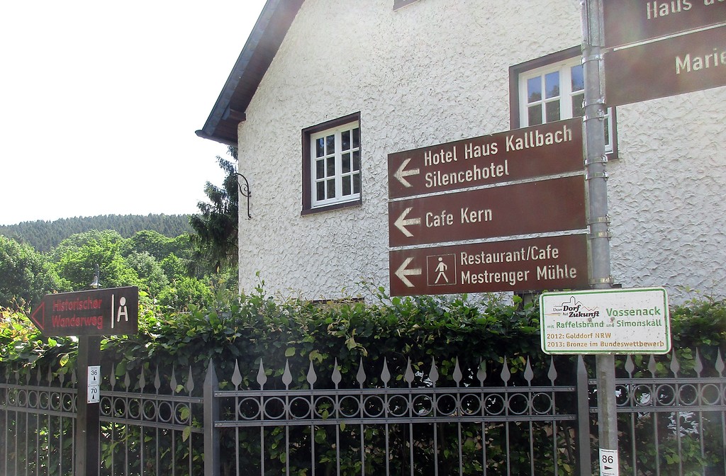 Hinweisschilder und Wegweiser in Simonskall (2017). Der Hürtgenwalder Ortsteil und seine Umgebung sind durch zahlreiche Wanderwege erschlossen.