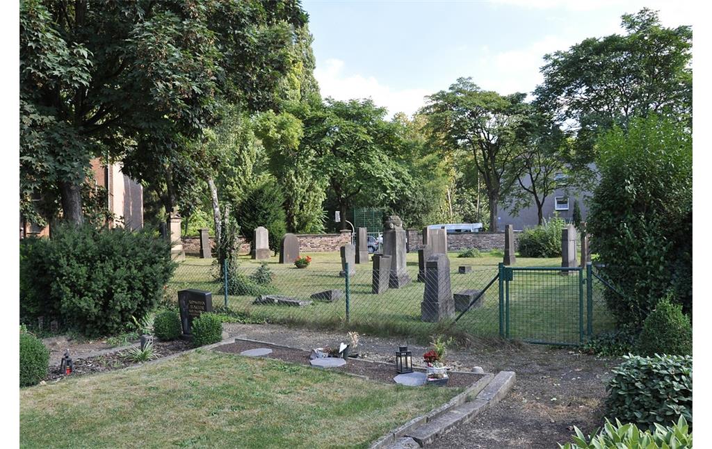Ansicht des jüdischen Friedhofs in Beeck-Stockum vom Kommunalfriedhof in der Friedhofstraße aus (2016).