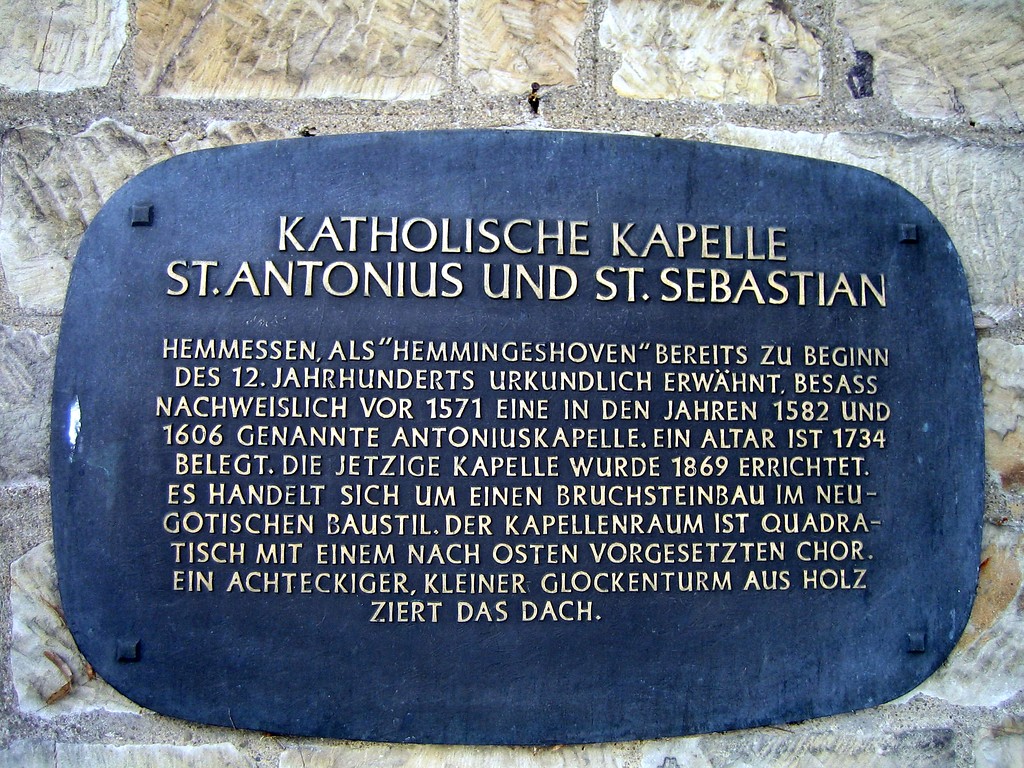 Inschriftentafel an der Kapelle St. Antonius und Sebastian in Hemmessen (Bad Neuenahr-Ahrweiler, 2015)