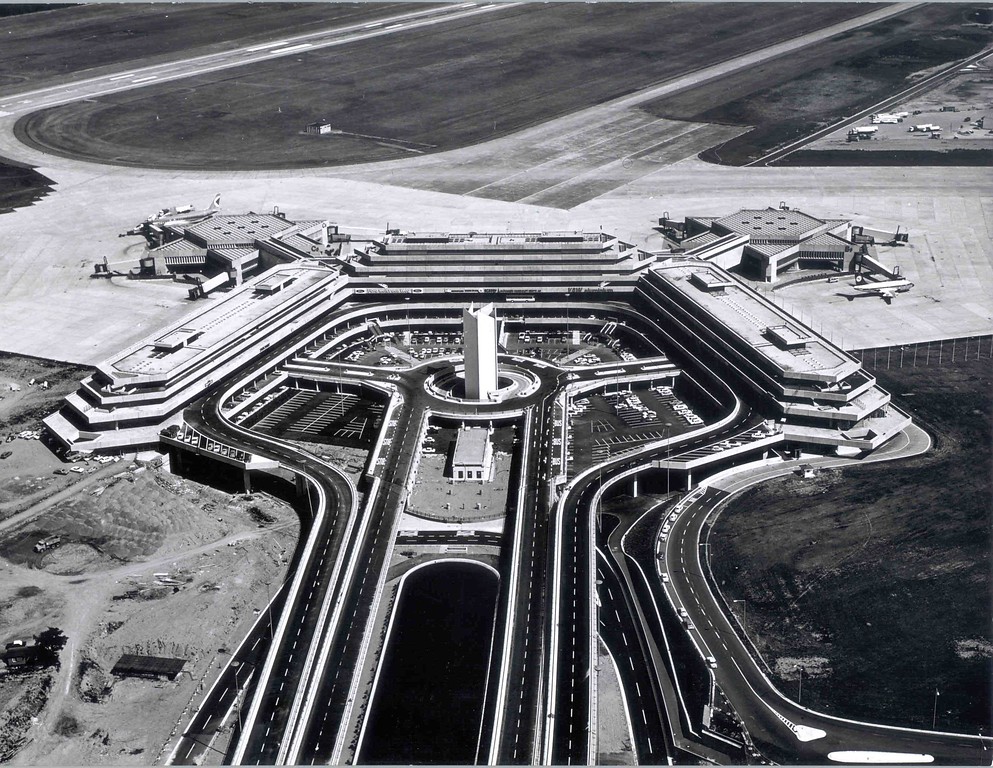 Luftansicht aus nordwestlicher Richtung auf das Terminal 1 des Flughafens Köln/Bonn im Eröffnungsjahr 1970.