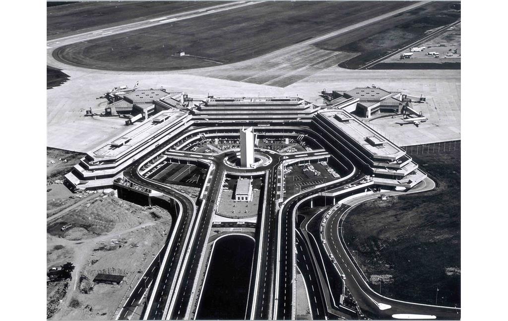 Luftansicht aus nordwestlicher Richtung auf das Terminal 1 des Flughafens Köln/Bonn im Eröffnungsjahr 1970.