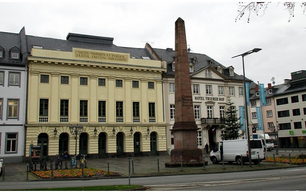 Ansicht des im klassizistischen Stil erbauten Stadttheaters Koblenz (2015). Im Vordergrund der dem Trierer Kurfürsten und Erzbischof Clemens Wenzeslaus gewidmete Obelisk auf dem Deinhardplatz.