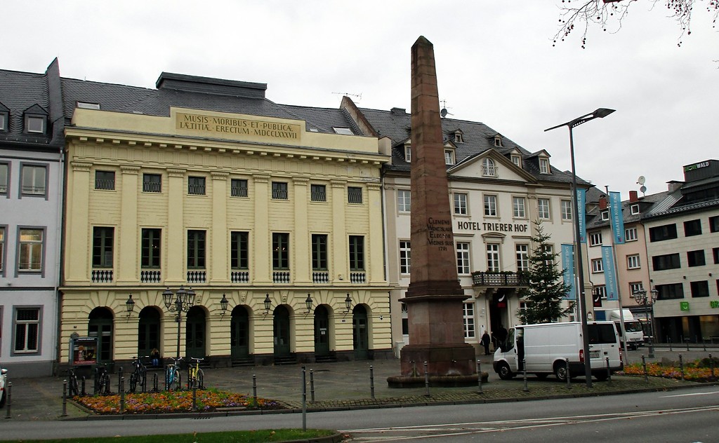 Ansicht des im klassizistischen Stil erbauten Stadttheaters Koblenz (2015). Im Vordergrund der dem Trierer Kurfürsten und Erzbischof Clemens Wenzeslaus gewidmete Obelisk auf dem Deinhardplatz.