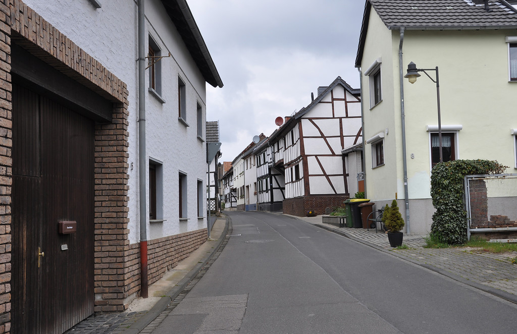 Blick von der Alten Poststraße auf die Schmittstraße innerhalb des historischen Ortskerns von Buschhoven mit Fachwerkhäusern (2016)